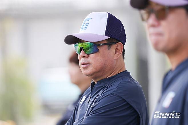 김태형 감독이 선수들 훈련을 살펴보고 있다. 사진 | 롯데 자이언츠