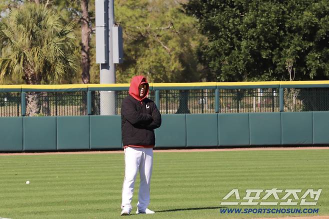 훈련을 지켜보는 이숭용 감독. 사진=SSG 랜더스