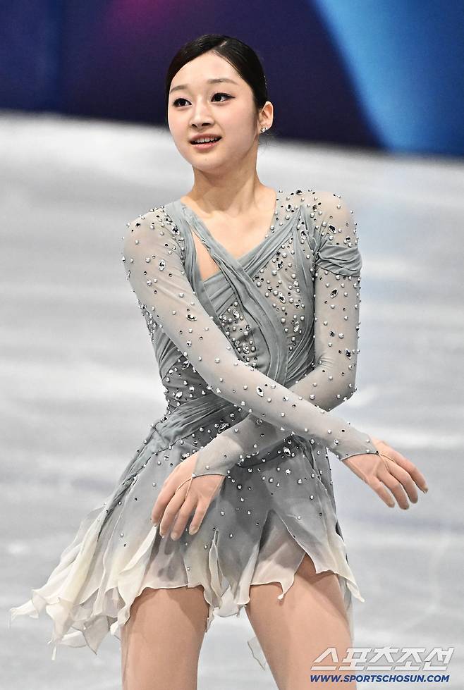 6일 이탈리아 밀라노 아이스스케이팅 아레나에서 열린 피겨 단체전 여자 쇼트프로그램 경기. 연기를 마치고 인사하는 신지아. 밀라노(이탈리아)=송정헌 기자songs@sportschosun.com/2026.02.06/