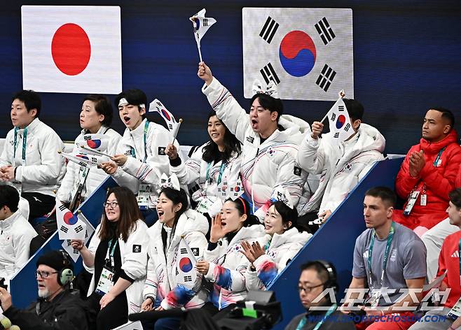 6일 이탈리아 밀라노 아이스스케이팅 아레나에서 열린 피겨 단체전 아이스댄스 경기. 임해나-권예 응원하는 피겨 대한민국 단체팀. 밀라노(이탈리아)=송정헌 기자songs@sportschosun.com/2026.02.06/