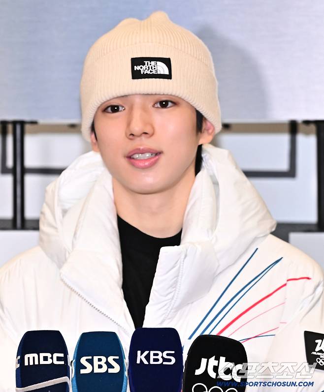 5일 오전 피겨대표팀 선수단이 동계올림픽이 열리는 밀라노 말펜사국제공항에 도착했다. 밀라노 입성 인터뷰하는 차준환. 밀라노(이탈리아)=송정헌 기자songs@sportschosun.com/2026.02.05/