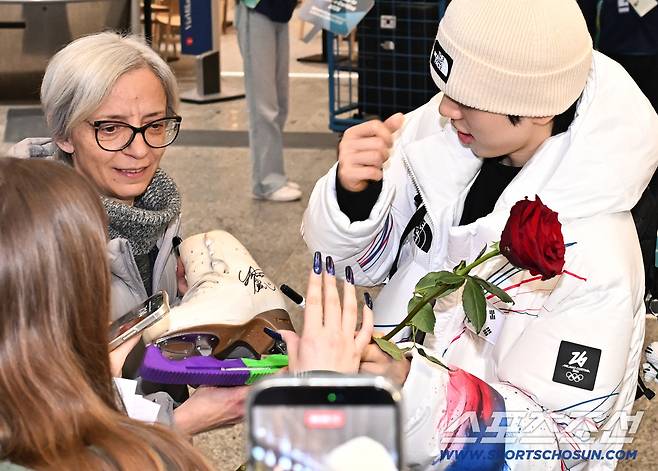 5일 오전 피겨대표팀 선수단이 동계올림픽이 열리는 밀라노 말펜사국제공항에 도착했다. 이탈리아 팬에게 사인을 해주고 있는 차준환. 밀라노(이탈리아)=송정헌 기자songs@sportschosun.com/2026.02.05/