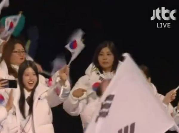 손하트까지 보여주는 이해인. ⓒJTBC 중계화면 캡처