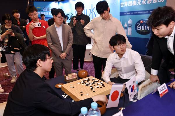 신진서 9단(오른쪽 승)과 이치리키 료 9단의 국후 복기 모습. ⓒ한국기원