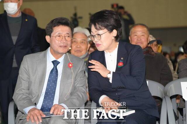 정인화 광양시장이 북콘서트 현장에서 권향엽 의원과 이야기를 나누고 있다. /김은광 기자