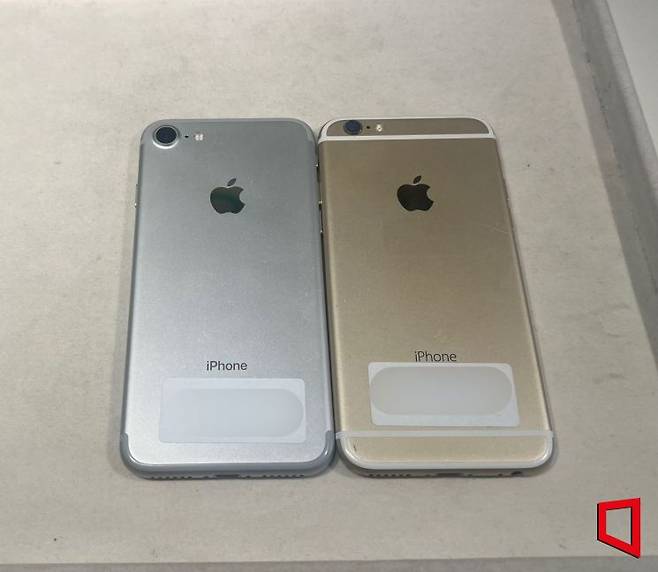 서울 서대문구 중고 휴대폰 매장에서 판매 중인 아이폰 7(왼쪽)과 아이폰 6s(오른쪽). 이은서 기자.