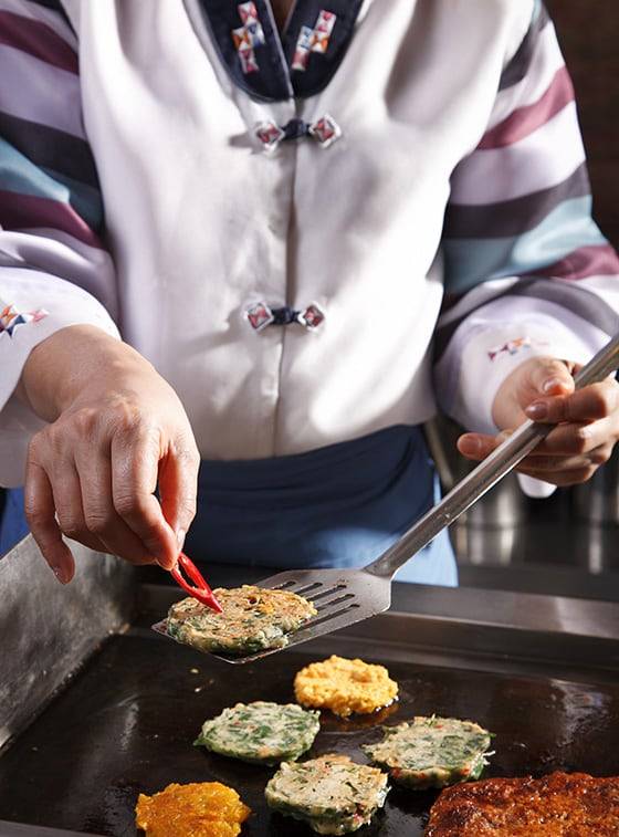 전 부치기는 주부들 '명절 스트레스'의 주요 요인이다./게티이미지뱅크