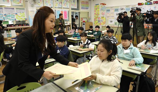 서울 양천구 정목초등학교에서 열린 2024 서울 학생 문해력 수리력 진단 검사에서 4학년 학생들이 검사 준비를 하고 있다. /고운호 기자