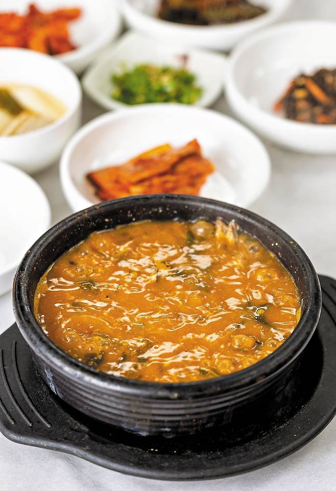대흥사 부근 ‘해남식당’ 등에서 맛볼 수 있는 짱뚱어탕. 짱뚱어탕은 현지 주민들에게도 사랑받는 토속음식이다. /양수열 영상미디어 기자