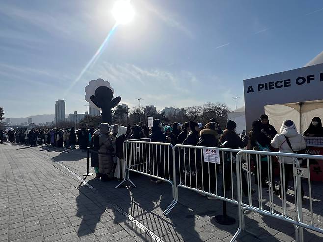 6일 서울 송파구 KSPO DOME에서 열린 지드래곤 팬미팅을 보기 전 팬들이 호두과자를 받기 위해 길게 줄을 서 있다. /이가영 기자