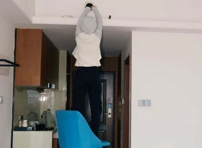 전문가가 중국 중부 허난성 정저우의 한 호텔 객실 벽면 환기 장치에서 몰래카메라를 발견했다. /BBC