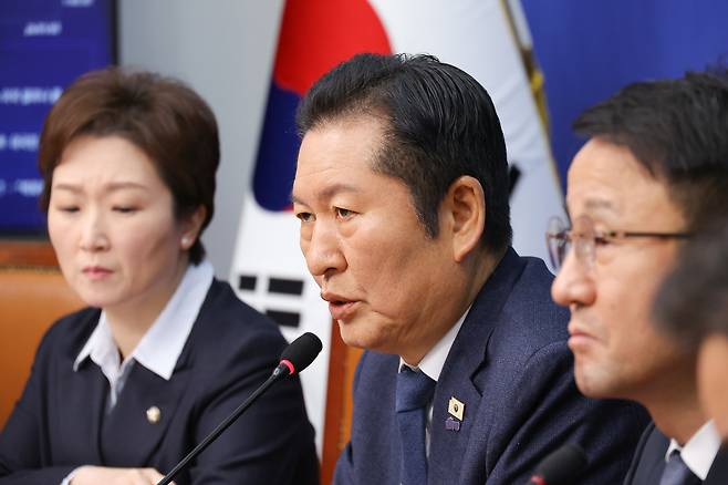민주당 정청래 대표가 6일 서울 여의도 국회에서 열린 최고위원회의에서 발언하고 있다. 연합뉴스