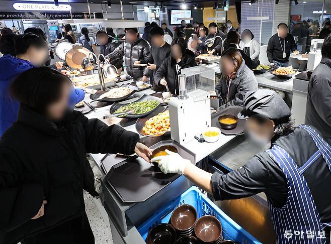 3일 서울 종로구 롯데카드 사옥 지하 구내식당이 점심식사를 하기 위해 방문한 직장인들로 붐비고 있다. 이한결 기자 always@donga.com