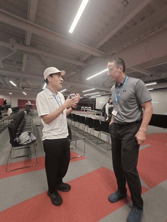 조상호 원장(왼쪽)이 미국 보스턴을 방문해 러너 부상에 대해 전문가와 얘기를 나누고 있다. 조상호 원장 제공