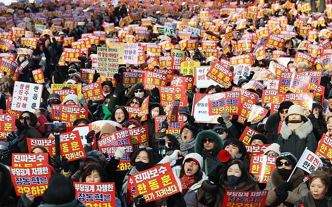 국민의힘에서 제명된 한동훈 전 대표 지지자들이 31일 오후 서울 여의도공원 앞에서 열린 당 지도부 규탄 집회에서 ‘부당징계 규탄’ 구호를 외치고 있다. 2026.1.31 뉴스1