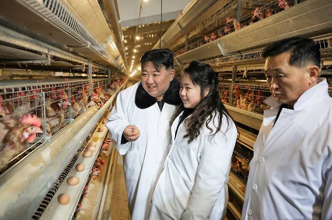 2024년 1월 7일 딸 주애와 함께 광천닭공장을 현지시찰하고 있는 김정은. 1년 전부터 광천닭공장 기사는 북한 매체들에서 점점 사라지고 있다. 노동신문 뉴스1