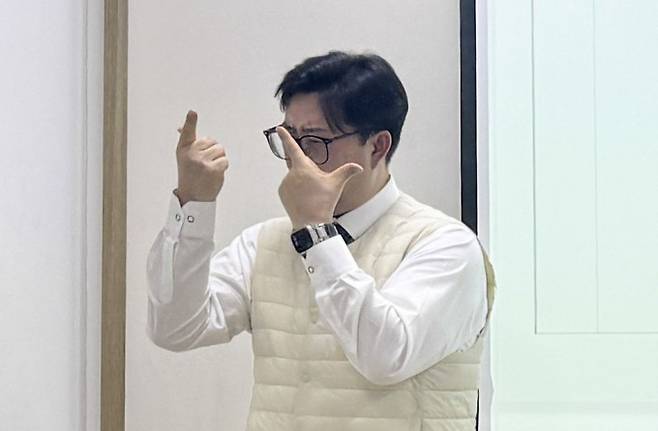 수어를 하는 김형진 수어통역사. 김형진 제공&nbsp;