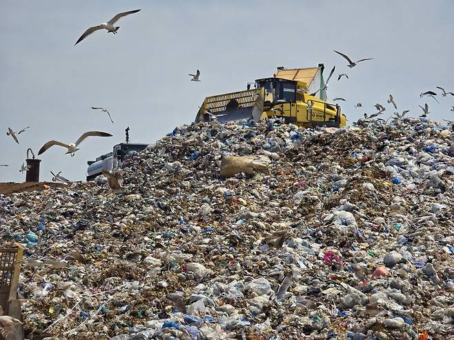 인천 서구 검암동 인근 수도권매립지 제3매립장에서 기후에너지환경부 수도권매립지관리공사 소속 직원들이 쓰레기를 매립하는 모습. 뉴스1
