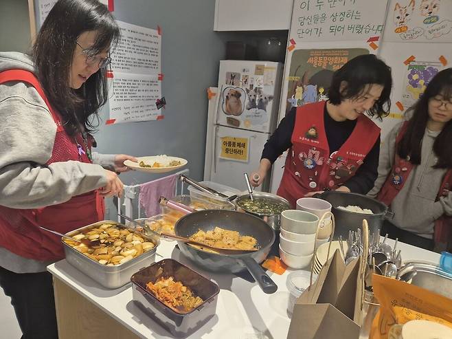 2026년 2월4일 서울 마포구 동물입양센터 아름품 건물에서 동물권행동 카라 활동가들이 식사를 하고 있다. 신다은 기자