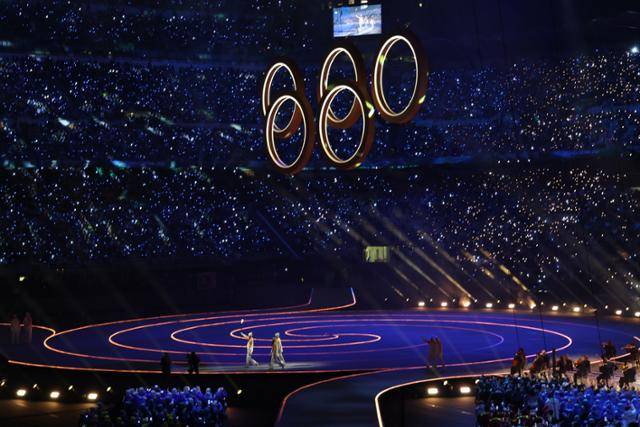6일 이탈리아 밀라노 산시로 올림픽 스타디움에서 열린 2026 밀라노-코르티나담페초 동계올림픽 개회식에서 성화가 봉송되고 있다. 밀라노=연합뉴스