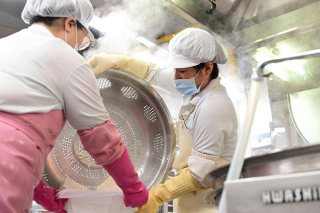 2024년 10월 23일 대구의 한 고등학교에서 급식 조리사들이 찐 두부를 옮겨 담고 있다. 대구=최주연 기자