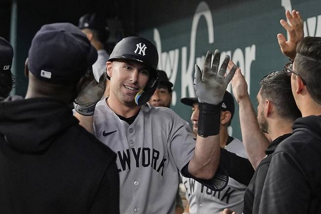 <yonhap photo-1089=""> New York Yankees' Paul Goldschmidt, center, celebrates with the team after hitting a solo home run in the seventh inning of a baseball game against the Texas Rangers Wednesday, Aug. 6, 2025, in Arlington, Texas. (AP Photo/Tony Gutierrez)/2025-08-07 06:34:54/ <저작권자 ⓒ 1980~2025 ㈜연합뉴스. 무단 전재 재배포 금지, AI 학습 및 활용 금지></yonhap>