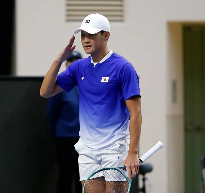 Kwon Soon-woo is giving a raised hand salute after defeating Trungelity on the 7th. Provided by Korea Tennis Association