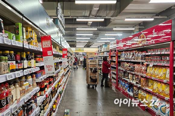 서울의 홈플러스에서 직원이 상품을 정리하고 있다. [사진=아이뉴스24 DB]