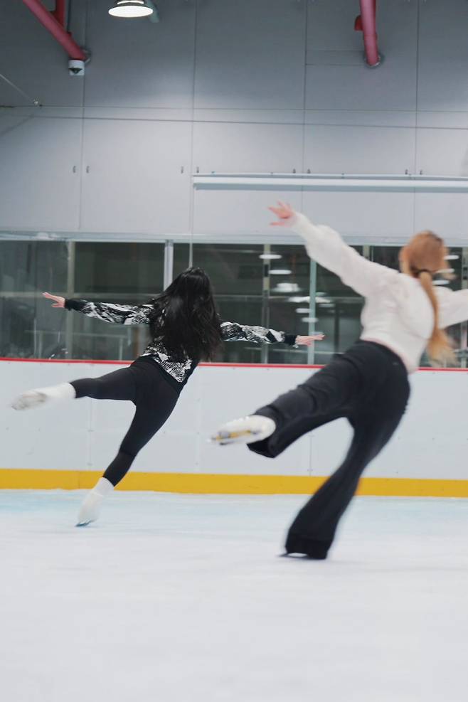 ‘그레이스 피겨’ 여성 동호인들이 피겨스케이팅 연습에 몰두하고 있다. 원동욱 기자