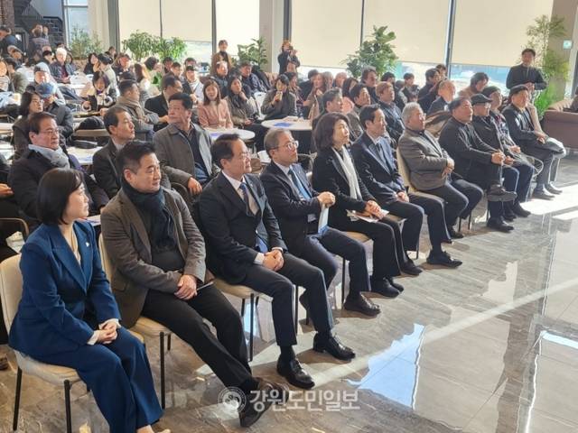 ▲ 강삼영 전국교육자치혁신연대 상임대표는 7일 원주 카페 빵쌤에서 자서전 ‘강삼영의 모두가 빛나는 강원교육’의 북콘서트를 개최했다. 김정호 기자