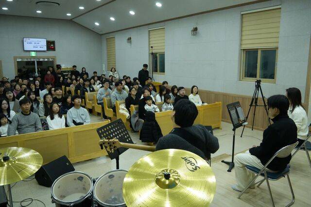 예배팀 기프티드가 새해를 맞아 지난달 16일부터 작은 교회를 찾아 찬양 집회를 열며 성도들과 시간을 가졌다. 사진은 광주 첨단중흥교회에서 성도들과 함께한 모습. 광주=미션영상팀