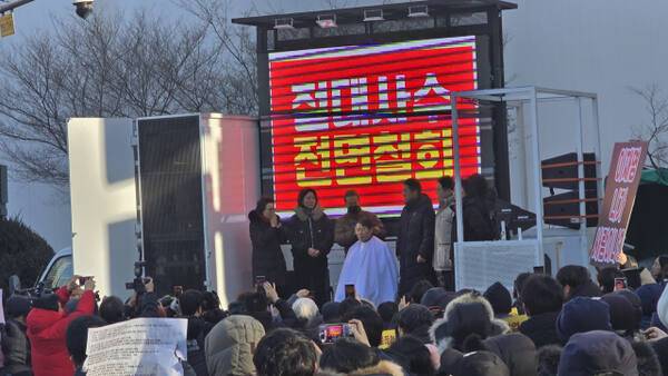 과천 중앙공원에서 열린 경마공원 이전반대 집회에서 최기식 국민의힘 의왕·과천 당원협의회 위원장이 정부의 일방적인 주택공급에 항의해 시민들과 삭발식을 하고 있다. 김형표기자.