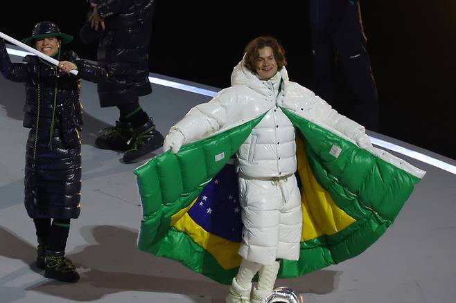 6일(현지시간) 이탈리아 밀라노 산시로 스타디움에서 열린 2026 밀라노-코르티나담페초 동계올림픽 개회식에서 브라질 선수단이 몽클레르에서 제작한 단복을 입고 입장하고 있다.