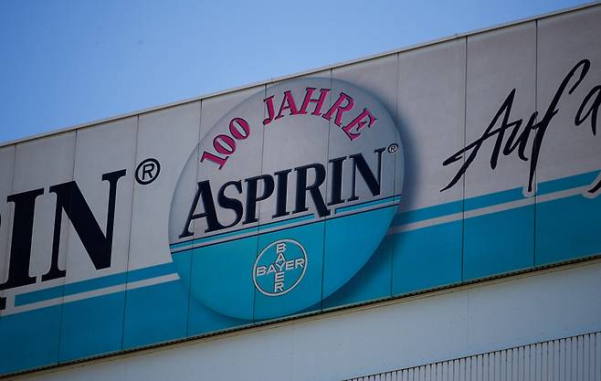 바이엘의 진통제 아스피린 광고판에 걸린 회사 로고. 사진=로이터, 연합