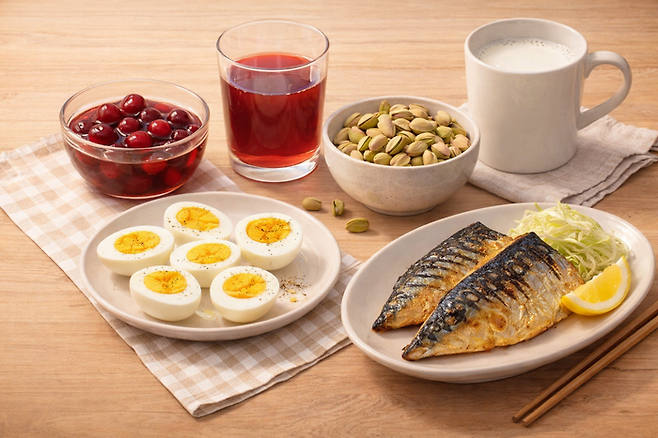 타트체리, 따뜻한 우유, 피스타치오, 삶은 계란, 고등어 등을 키워드로 생성AI가 만든 이미지. [챗GPT]