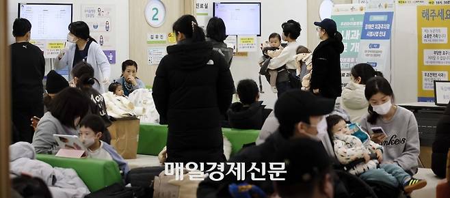 독감이 유행하던 지난 1월 서울 성북구의 한 병원이 진료를 받기 위한 부모와 어린이들로 북적이고 있다.사진=김호영기자
