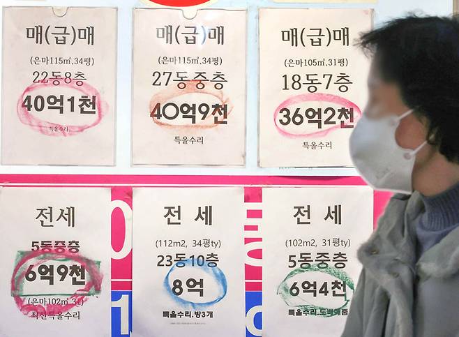 강남 대치동 은마아파트 상가에 물건 시세가 안내되어 있다. [이승환 기자]