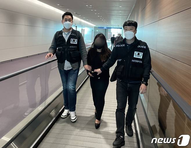 동남아 3대 마약왕으로 불리며 국내에 마약을 유통시킨 탈분민 출신 최정옥이 국내로 압송되는 모습 [뉴스1]