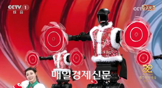 중국 휴머노이드 로봇 16대가 등장해 인간 무용수와 함께 중국 북부지역 전통무용인 ‘뉴양거’를 선보이는 모습. CCTV 캡처·매경DB