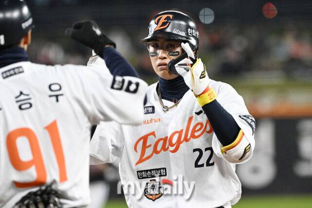 The '2025 Shinhan SOL Bank KBO Korean Series Game 3' game between LG Twins and Hanwha Eagles held at Hanwha Life Ball Park Baseball Stadium in Daejeon on the 29th. Hanwha Chae Eun-seong comes out as the leadoff hitter in the bottom of the second inning and hits a hit. Hanwha Chae Eun-seong comes out as the leadoff hitter in the bottom of the second inning and hits a hit./My Daily