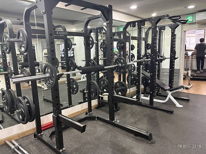 서울 종로구에 있는 헬스장의 모습. 한 회원이 런닝머신을 타고 있다. 정주원 기자