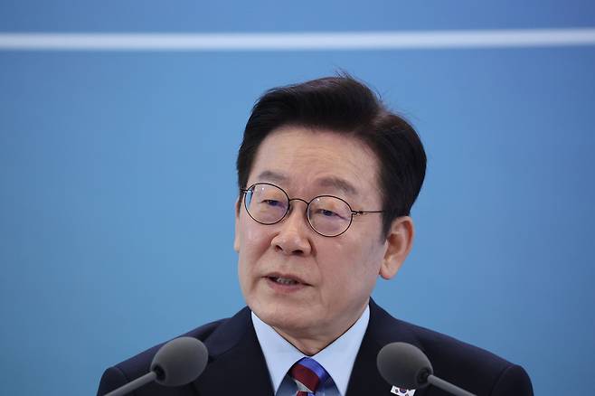 이재명 대통령이 6일 창원 성산구 창원컨벤션센터에서 열린 ‘경남의 마음을 듣다’ 타운홀미팅 간담회에서 발언하고 있다. [연합]