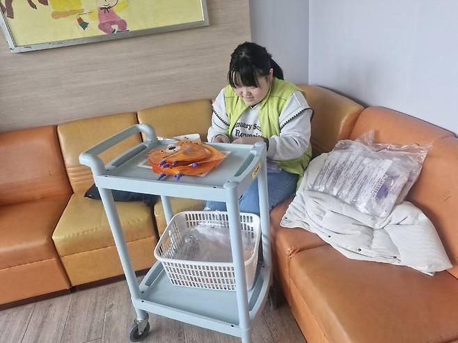 [서울=뉴시스] 발달장애인 요양보호사 보조일자리 참여자 이영주씨 (사진=경상남도장애인부모연대 제공) 2026.02.06. photo@newsis.com *재판매 및 DB 금지