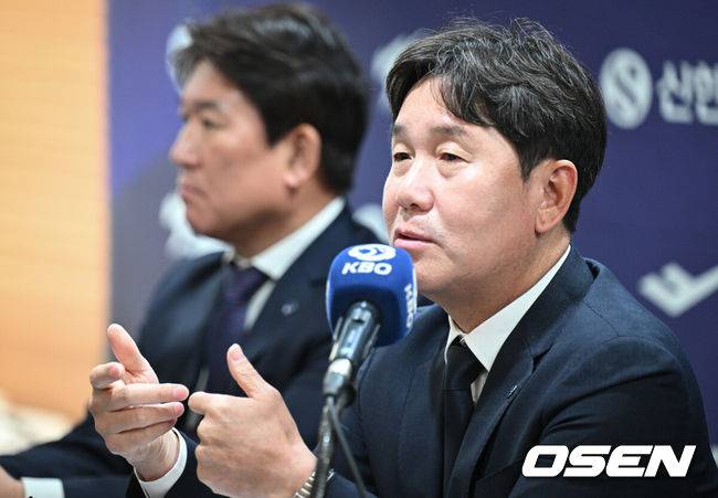 [OSEN=조은정 기자]6일 서울 중구 한국프레스센터에서 2026 WBC 대표팀 기자회견이 열렸다.최종 명단을 확정한 야구대표팀은 오는 14일 일본 오키나와 전지훈련을 떠나 WBC 담금질에 돌입한다. KBO리그 팀과 여섯 차례 연습경기를 치러 실전 감각도 키운다.대표팀 류지현 감독이 취재진 질문에 답변을 하고 있다. 2026.02.06 /cej@osen.co.kr