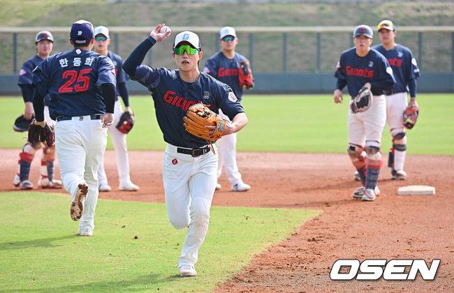 [OSEN=타이난(대만) , 이석우 기자] 프로야구 롯데 자이언츠가 2일(한국시간) 대만 타이난 아시아-태평양 국제야구센터에 스프링캠프를 차리고 구슬땀을 흘렸다.김태형 감독 등&nbsp;코치진과 투수&nbsp;20명,&nbsp;포수&nbsp;5명,&nbsp;내야수&nbsp;9명,&nbsp;외야수&nbsp;7명 등 총&nbsp;41명의 선수단이 1월 20일까지 1차 캠프에서 체력 강화와 기술 훈련을 치른 뒤 21일부터 3월 5일까지 일본 미야자키로 옮겨 2차 캠프에서 구춘리그에 참가해 실전 감각을 점검한다.롯데 전민재가 수비 훈련을 하고 있다. 2026.02.02 / foto0307@osen.co.kr