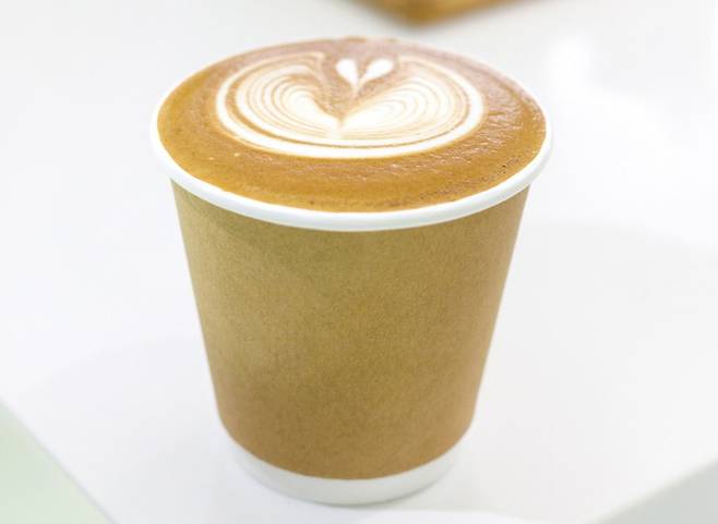 카페인과 영양제가 몸속에서 충돌하지 않도록 2시간의 간격을 두는 것이 좋다. 게티이미지