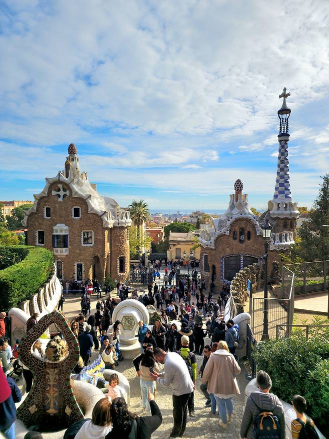 드래건 계단에서 본 구엘공원 입구 파빌리온.