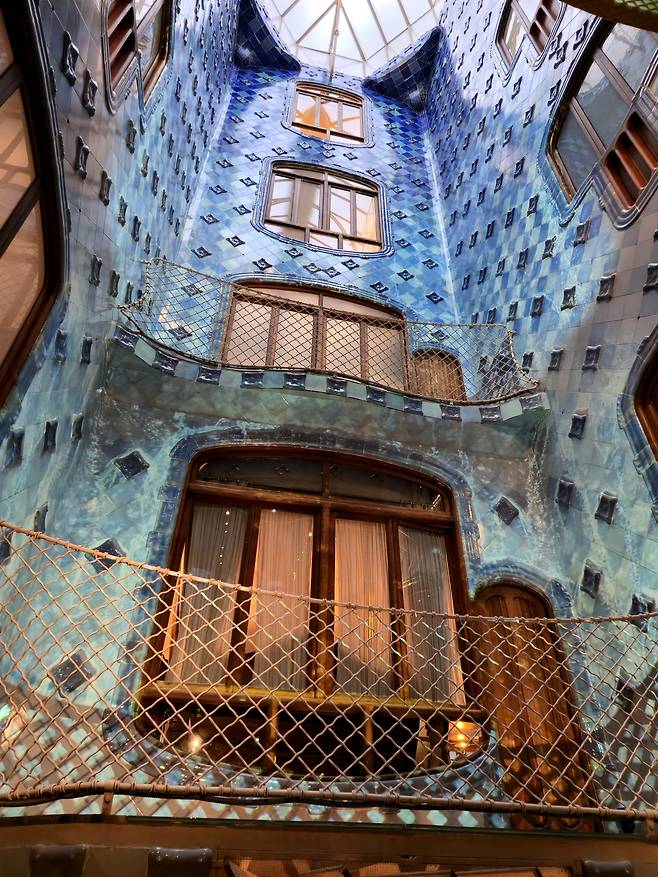 카사 바트요 중정 타일.