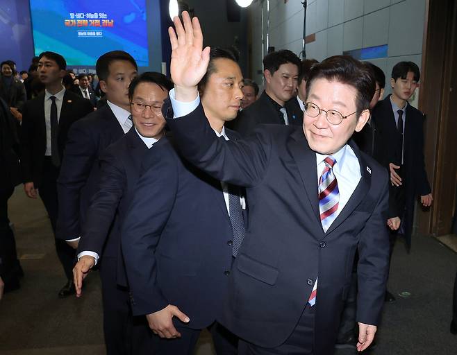 이재명 대통령이 6일 창원컨벤션센터에서 열린 '경남의 마음을 듣다' 타운홀 미팅을 마친 뒤 이동하며 주민들에게 인사하고 있다.&nbsp; &nbsp;청와대통신사진기자단