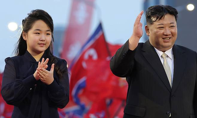 김정은 북한 국무위원장(오른쪽), 딸 김주애. 연합뉴스